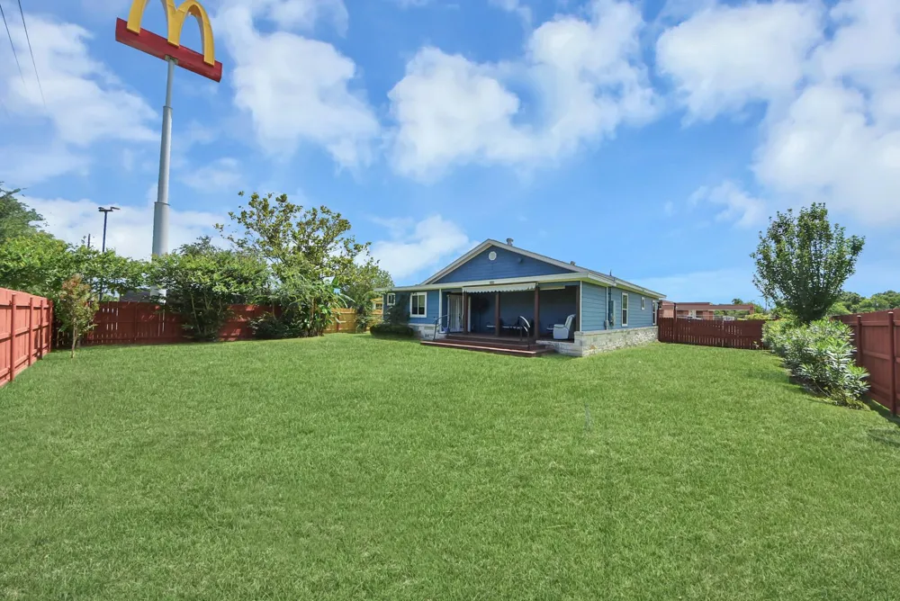 1106 S 8th Street La Porte, TX 77571
