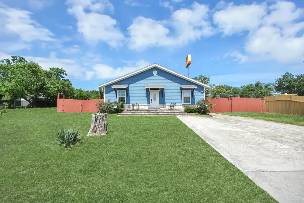1106 S 8th Street La Porte, TX 77571