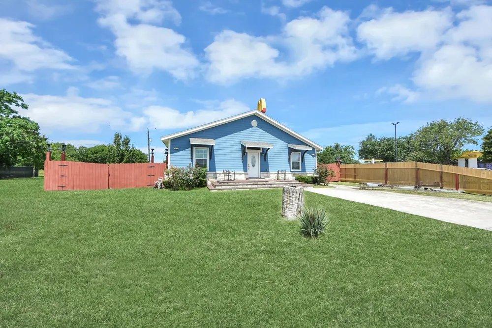 1106 S 8th Street La Porte, TX 77571