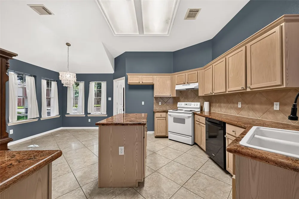 12007 Viola Court Pinehurst, TX 77362