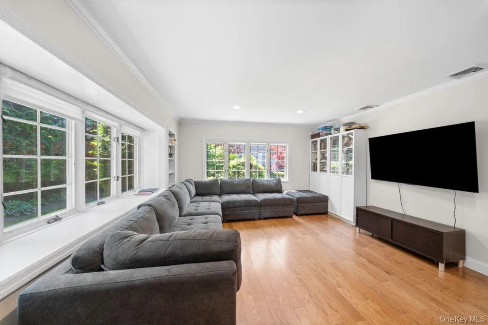 29 Waverly Place Lawrence, NY 11559