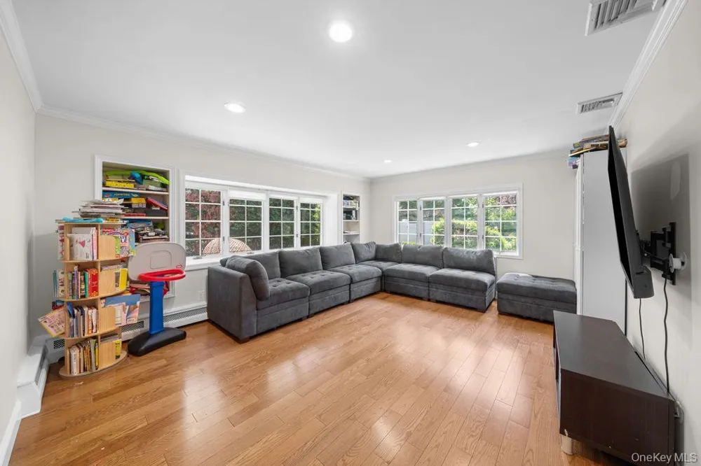 29 Waverly Place Lawrence, NY 11559