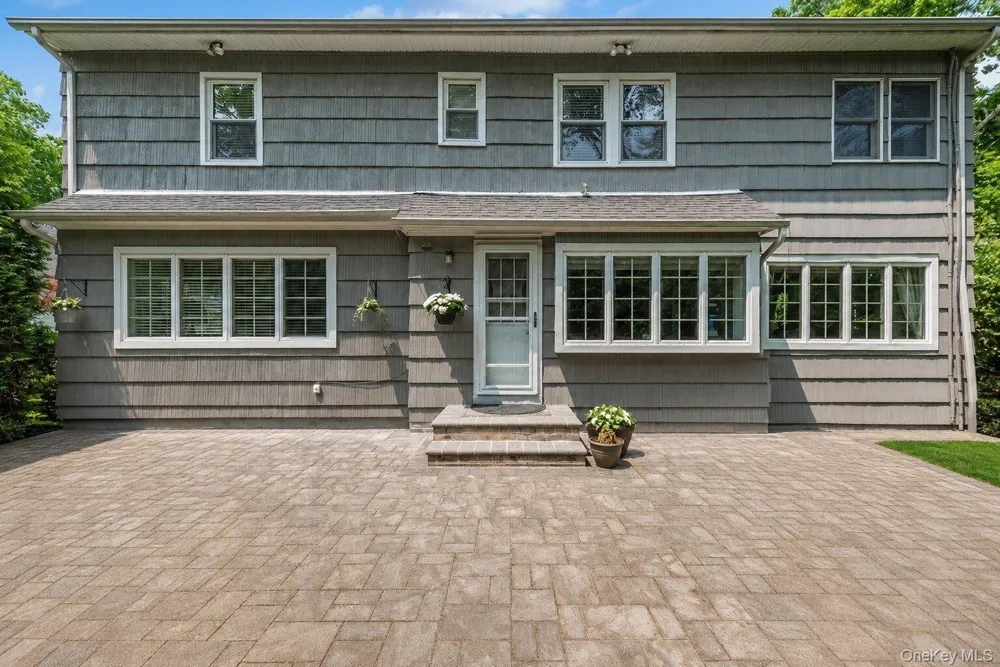 29 Waverly Place Lawrence, NY 11559
