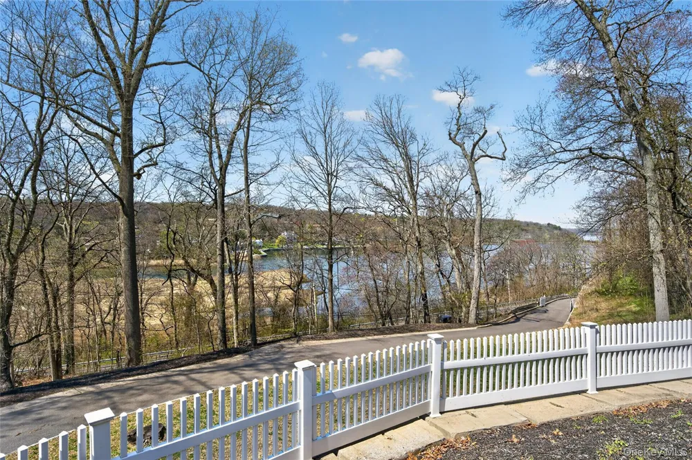 261 Harbor Road Cold Spring Harbor, NY 11724