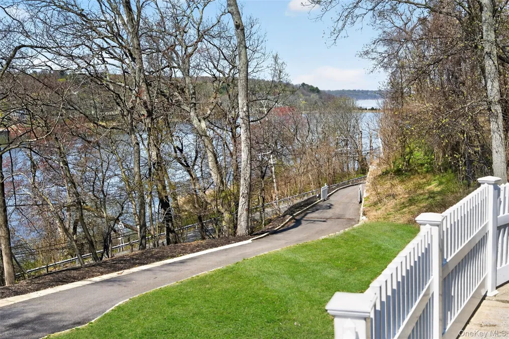 261 Harbor Road Cold Spring Harbor, NY 11724