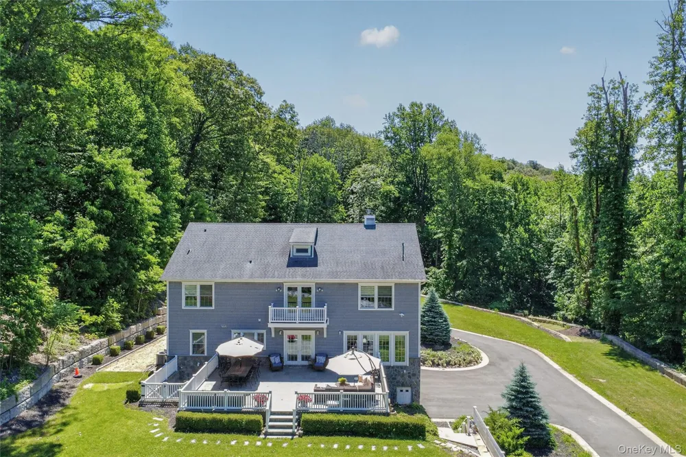 261 Harbor Road Cold Spring Harbor, NY 11724
