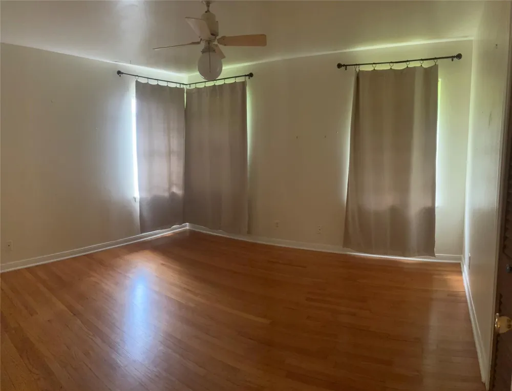 4713 Saxon Street Bellaire, TX 77401