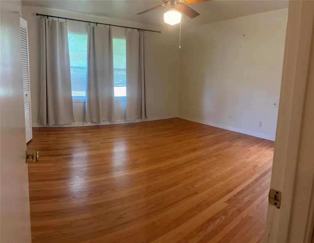 4713 Saxon Street Bellaire, TX 77401