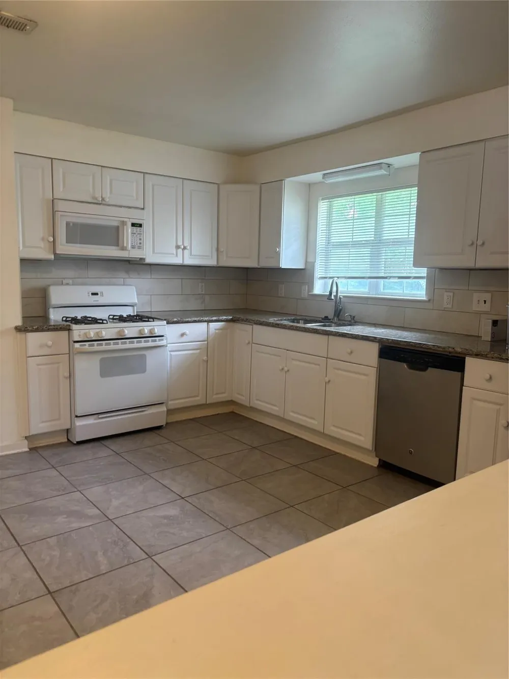 4713 Saxon Street Bellaire, TX 77401