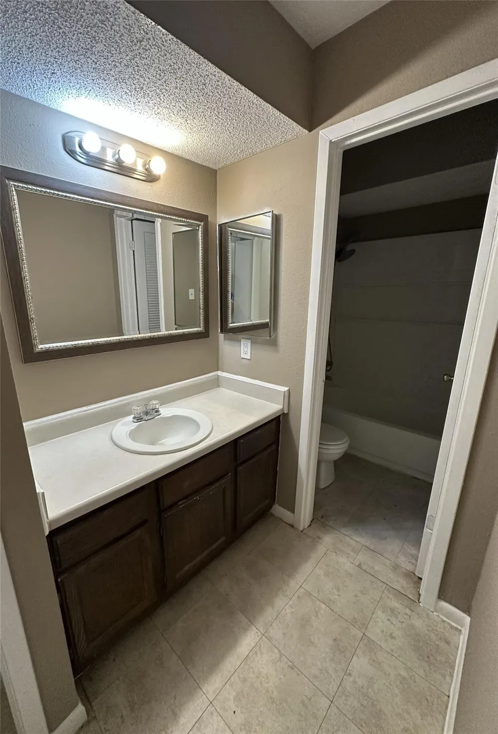 1519 S 8th Street La Porte, TX 77571