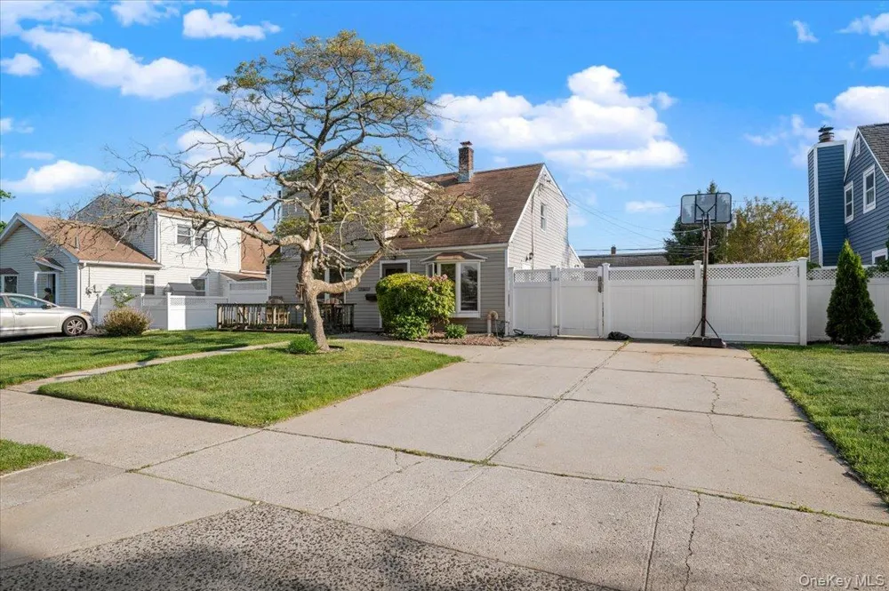 42 Haven Lane Levittown, NY 11756