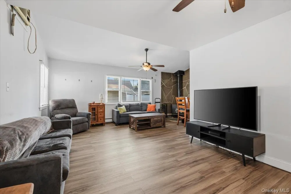 42 Haven Lane Levittown, NY 11756