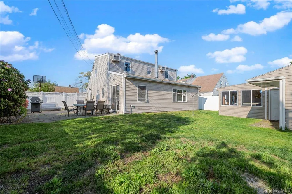 42 Haven Lane Levittown, NY 11756