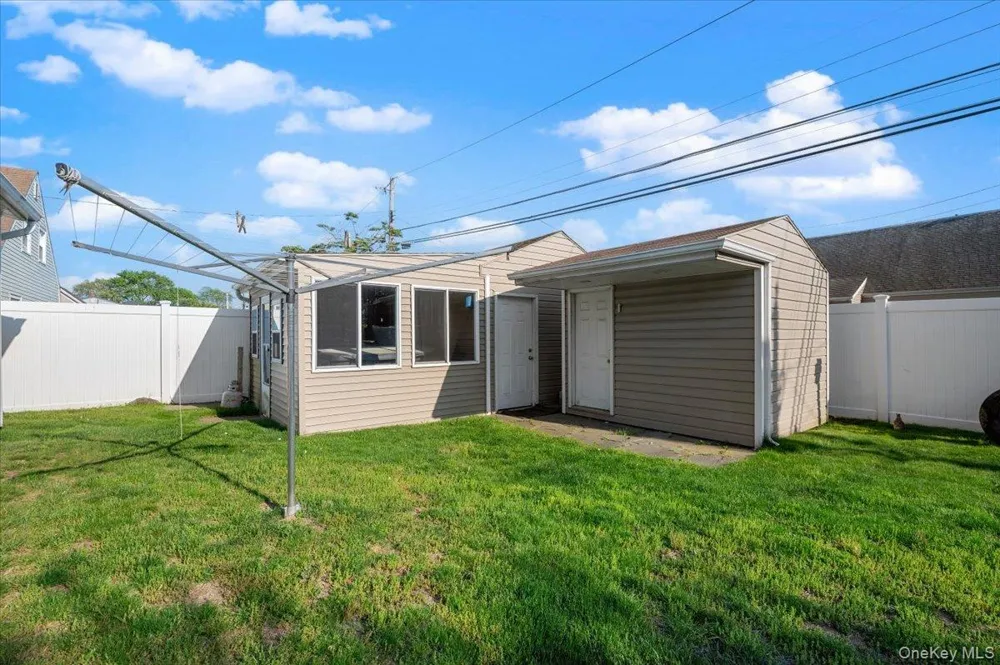 42 Haven Lane Levittown, NY 11756