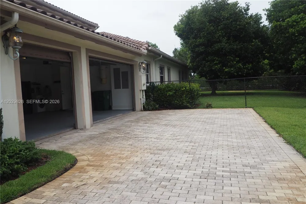 2750 E Jockey Cir E Davie, FL 33330
