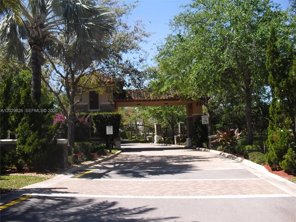 2750 E Jockey Cir E Davie, FL 33330