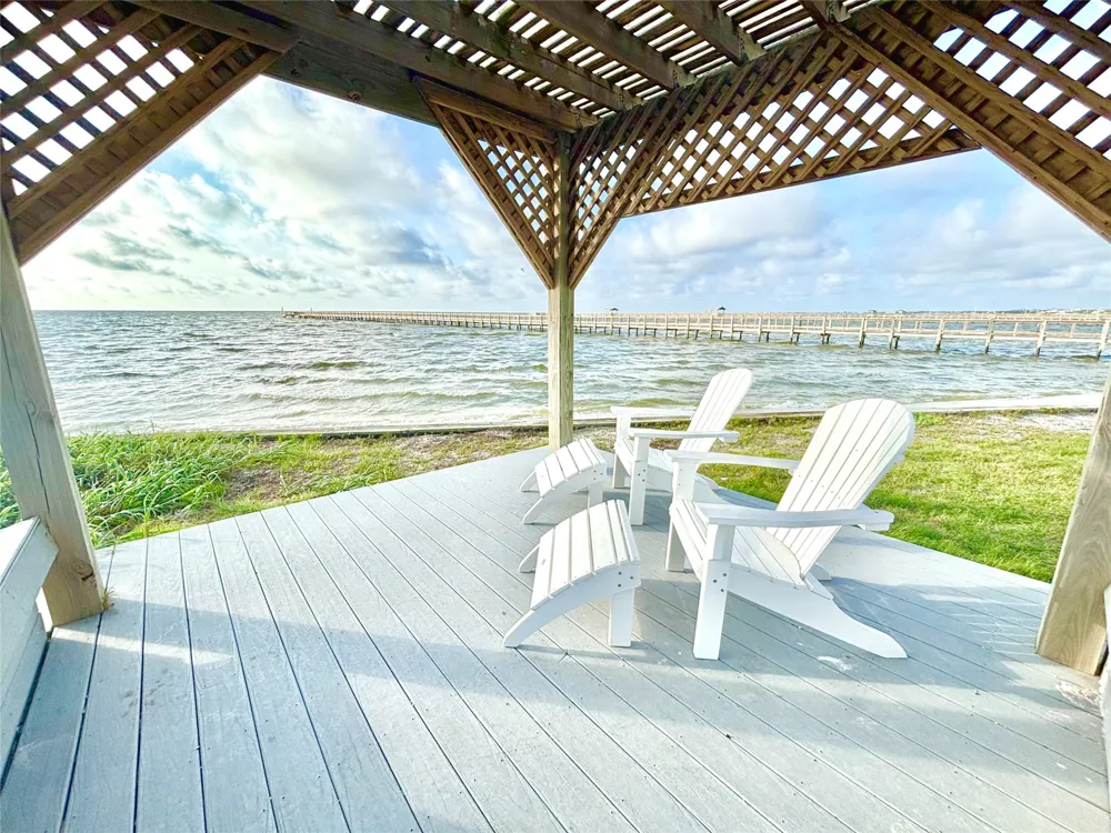 412 Sailhouse Way Rockport, TX 78382