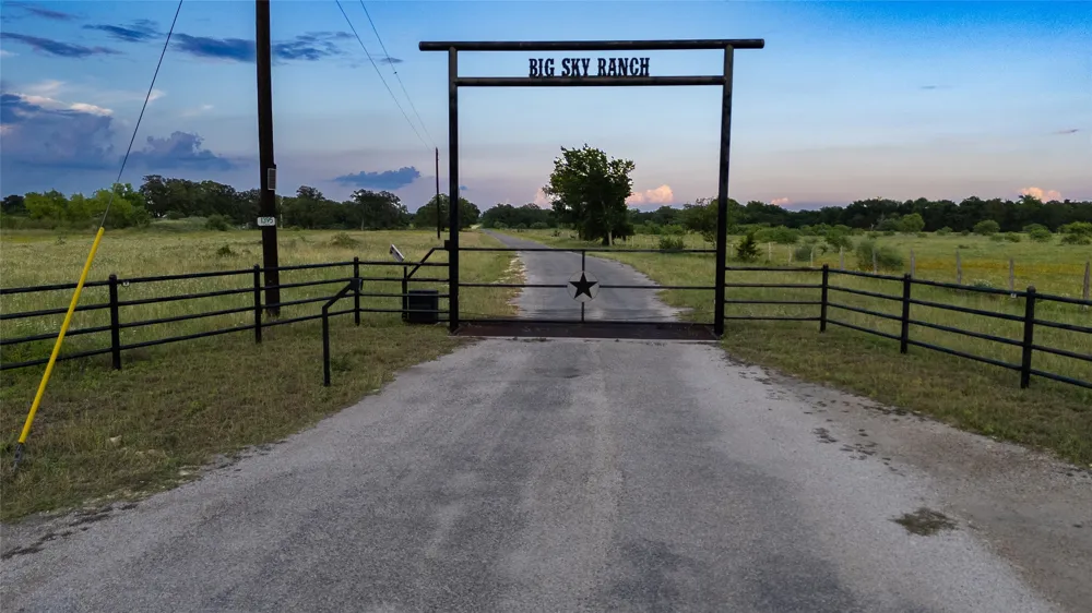 1395 S Highway 95 Highway Smithville, TX 78957