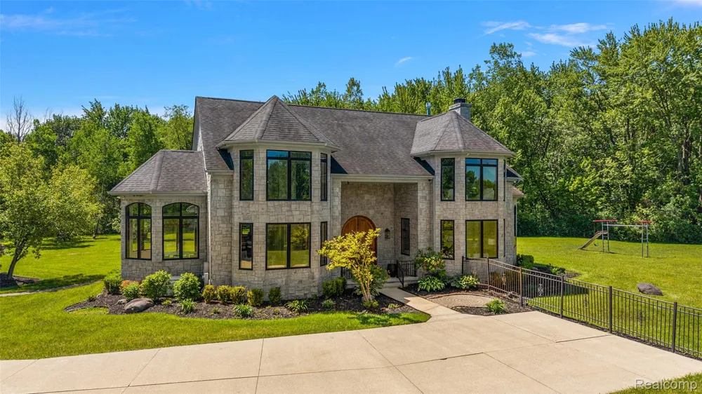 62502 Wayfaring Road Ray Township, MI 48096