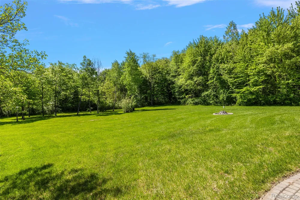 62502 Wayfaring Road Ray Township, MI 48096