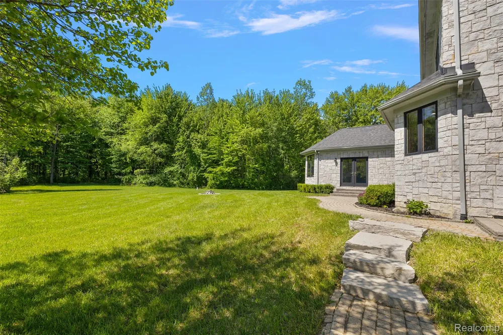 62502 Wayfaring Road Ray Township, MI 48096