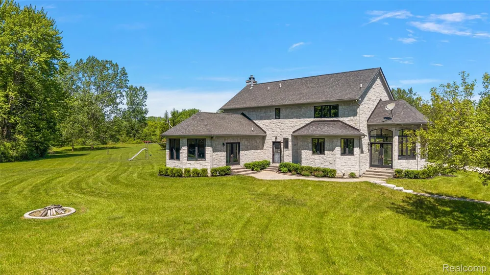 62502 Wayfaring Road Ray Township, MI 48096