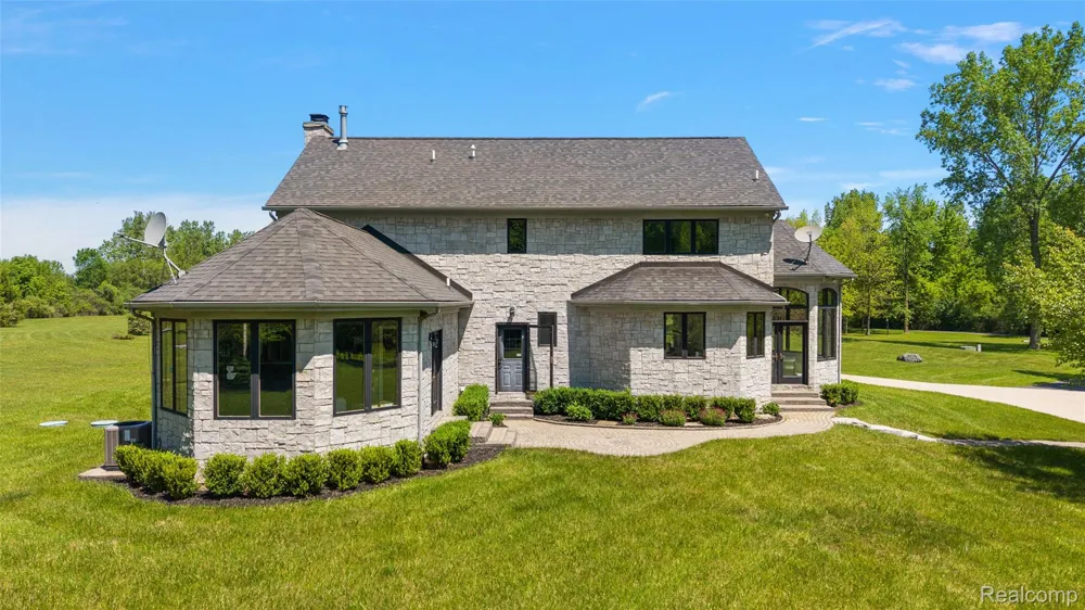62502 Wayfaring Road Ray Township, MI 48096