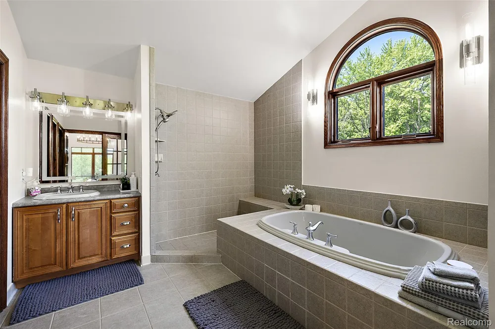 62502 Wayfaring Road Ray Township, MI 48096