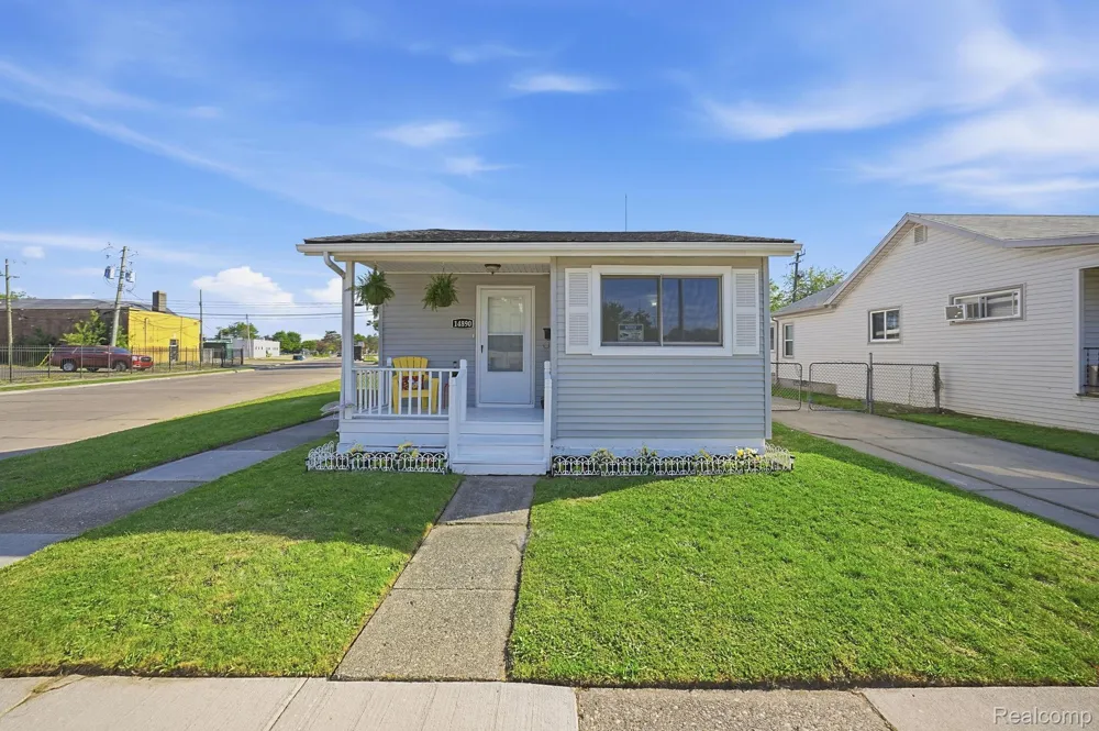 14890 Collinson Avenue Eastpointe City, MI 48021