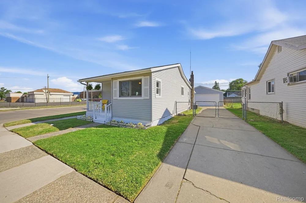 14890 Collinson Avenue Eastpointe City, MI 48021