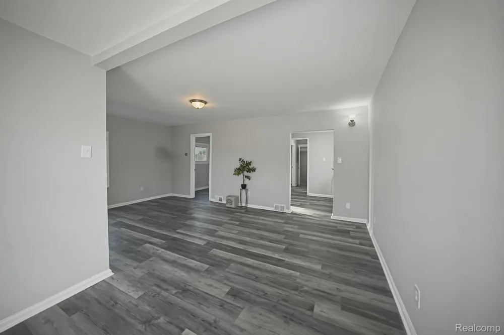 14890 Collinson Avenue Eastpointe City, MI 48021