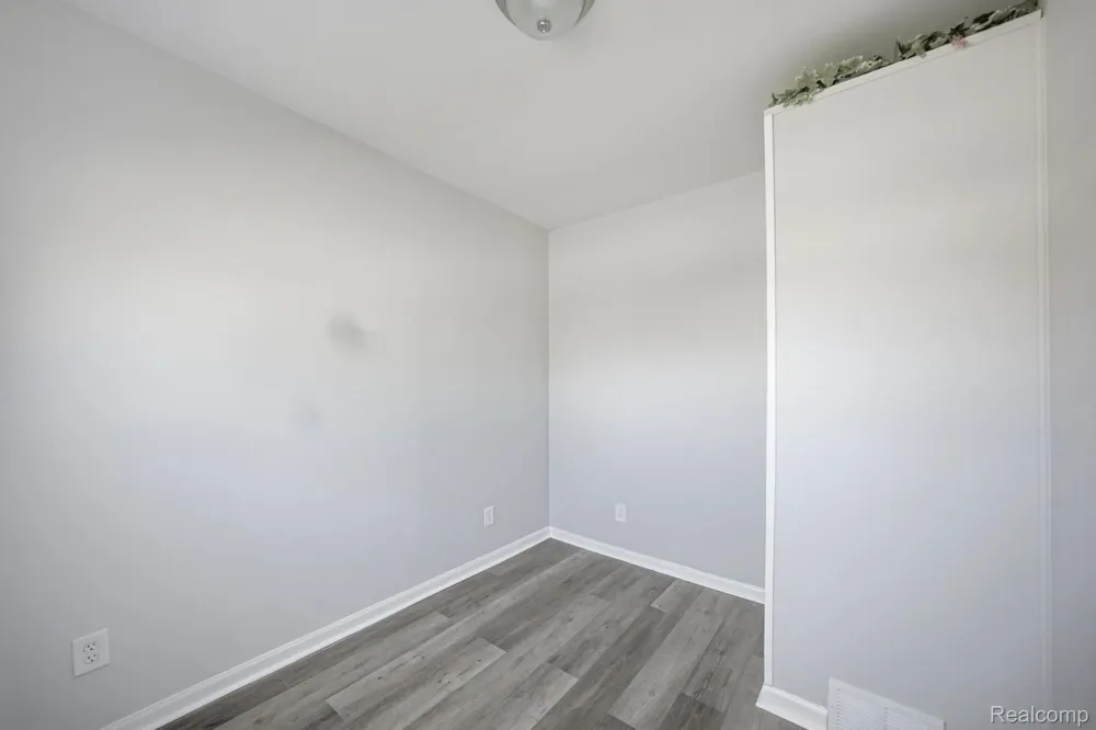 14890 Collinson Avenue Eastpointe City, MI 48021