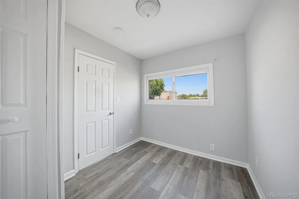 14890 Collinson Avenue Eastpointe City, MI 48021