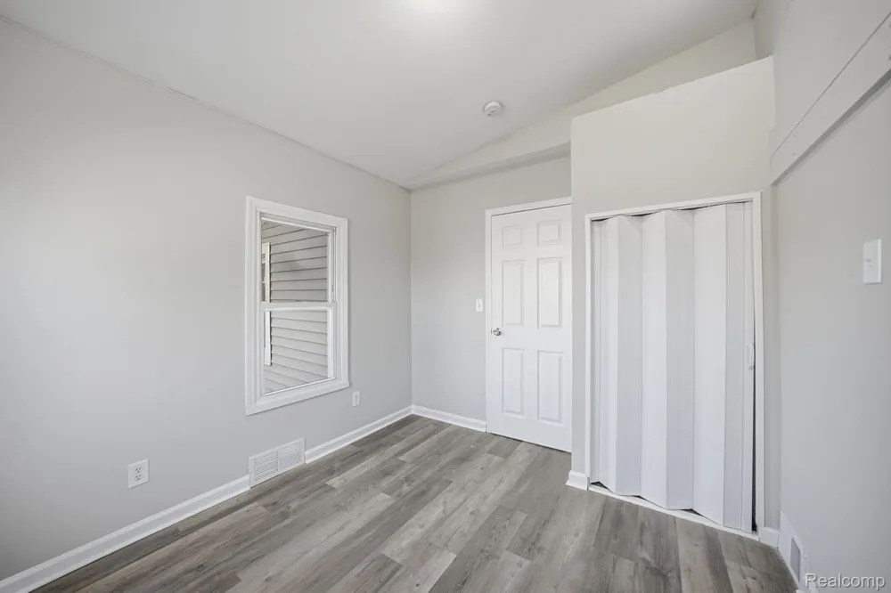 14890 Collinson Avenue Eastpointe City, MI 48021