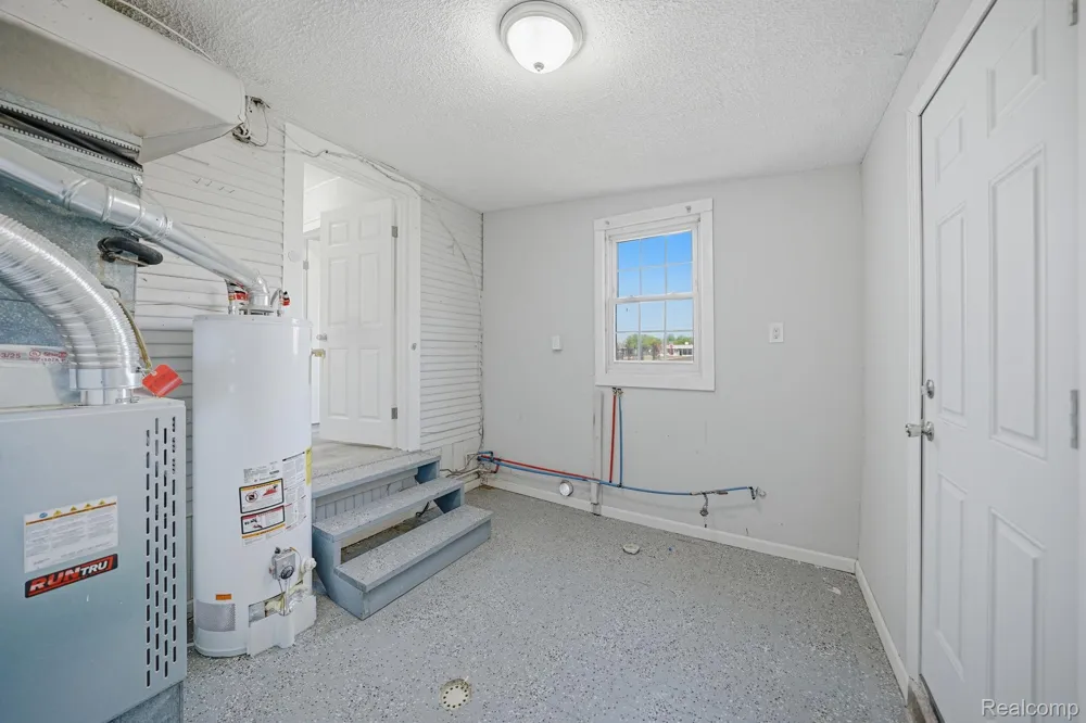 14890 Collinson Avenue Eastpointe City, MI 48021