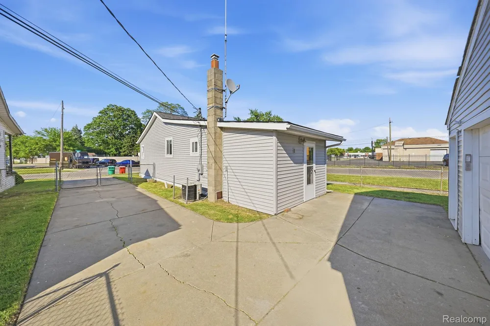 14890 Collinson Avenue Eastpointe City, MI 48021