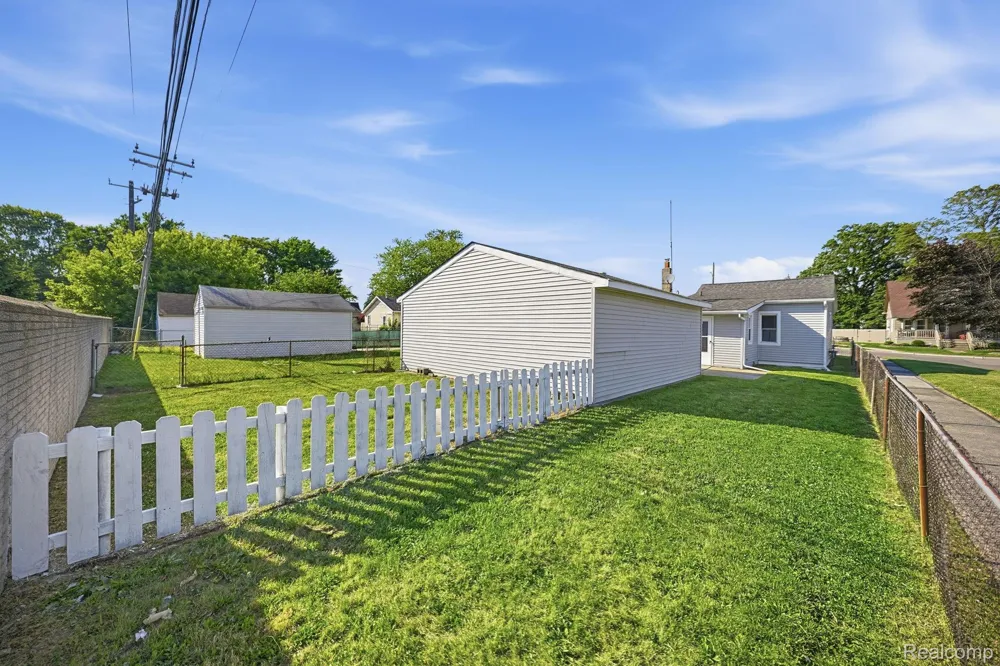 14890 Collinson Avenue Eastpointe City, MI 48021