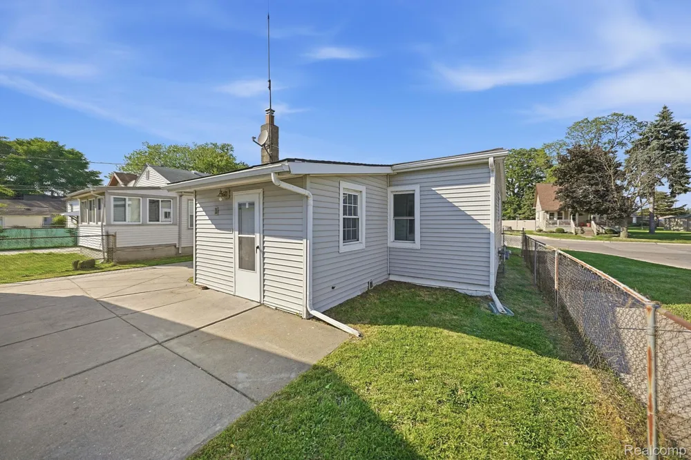 14890 Collinson Avenue Eastpointe City, MI 48021
