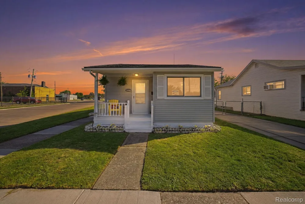 14890 Collinson Avenue Eastpointe City, MI 48021