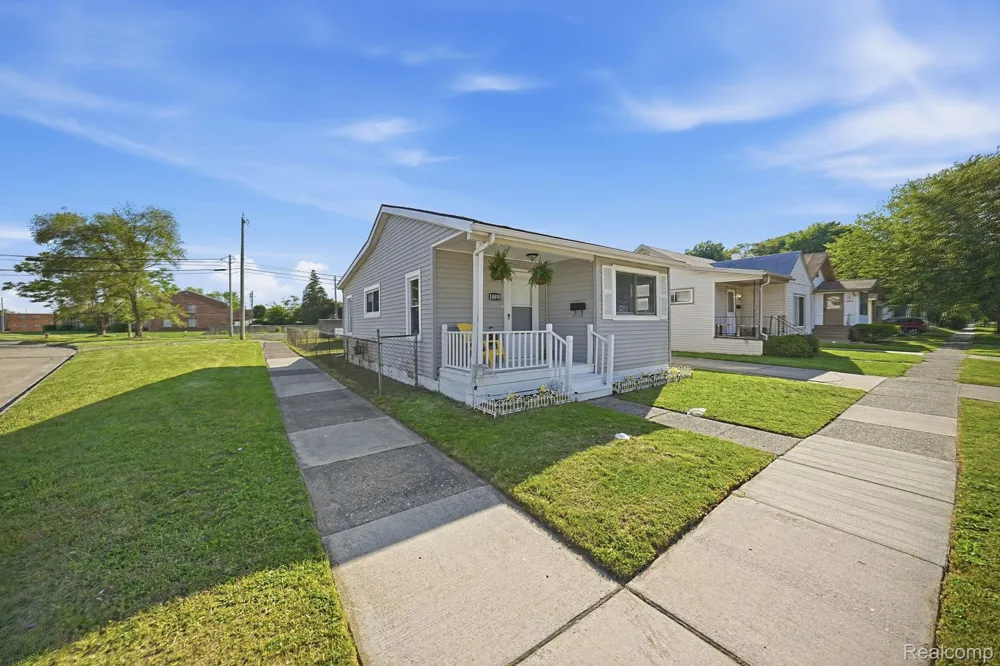 14890 Collinson Avenue Eastpointe City, MI 48021