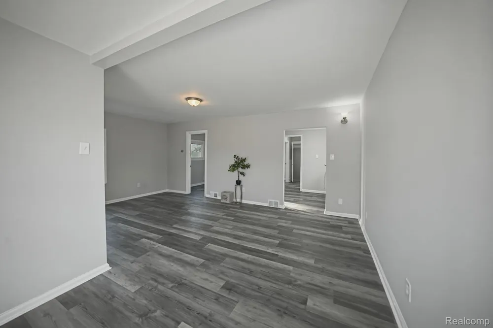 14890 Collinson Avenue Eastpointe City, MI 48021