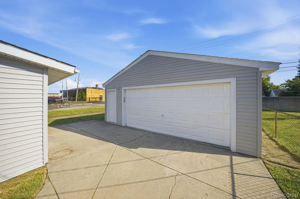 14890 Collinson Avenue Eastpointe City, MI 48021