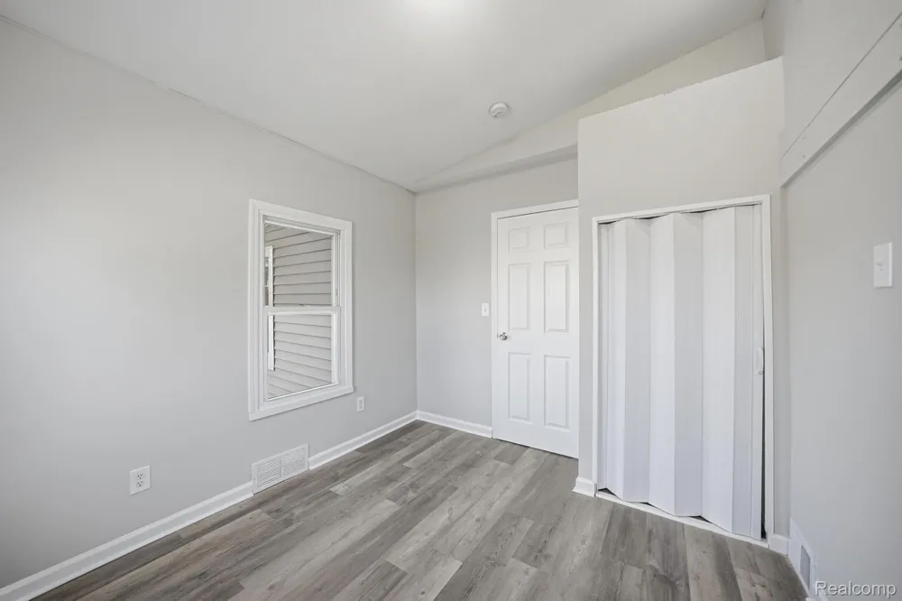 14890 Collinson Avenue Eastpointe City, MI 48021