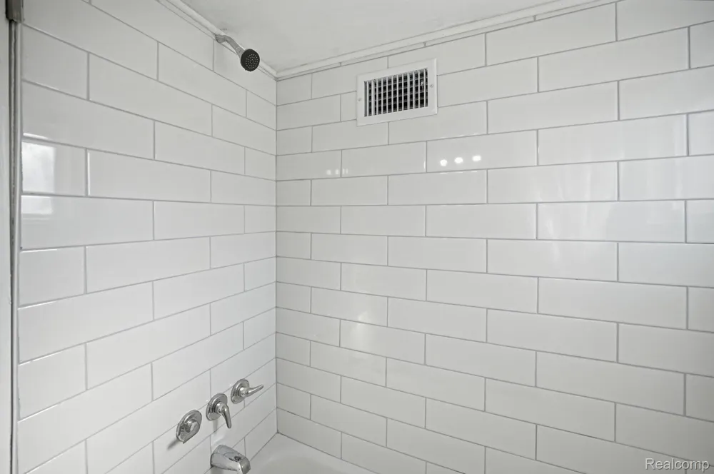 14890 Collinson Avenue Eastpointe City, MI 48021