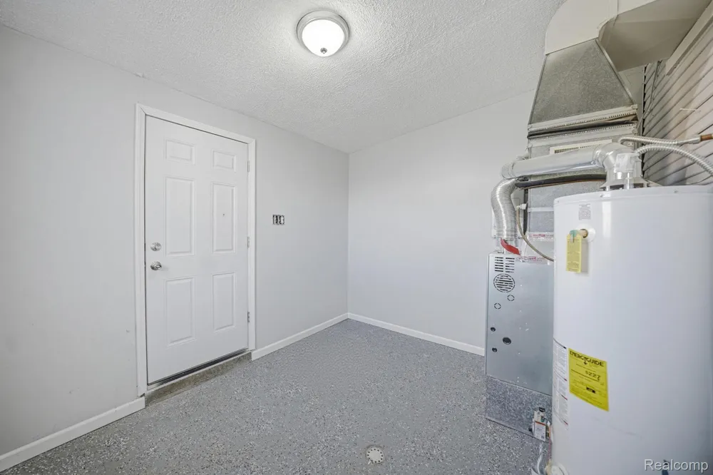 14890 Collinson Avenue Eastpointe City, MI 48021
