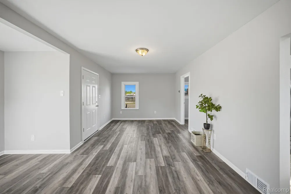 14890 Collinson Avenue Eastpointe City, MI 48021