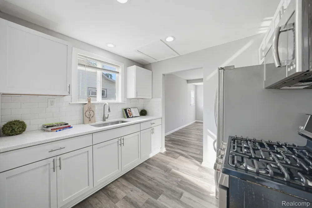 14890 Collinson Avenue Eastpointe City, MI 48021