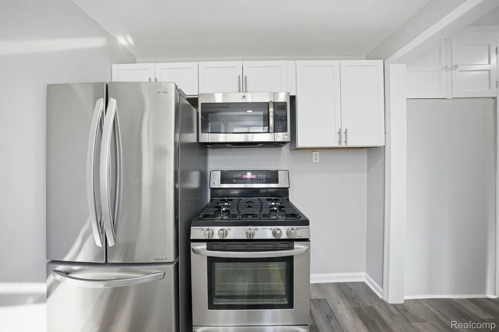 14890 Collinson Avenue Eastpointe City, MI 48021