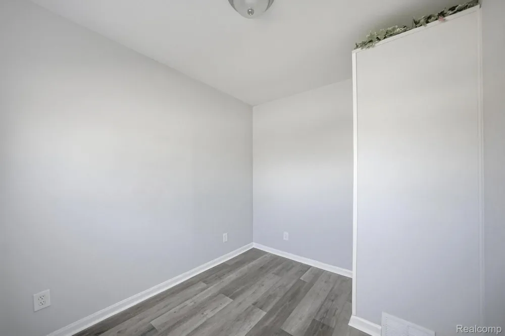 14890 Collinson Avenue Eastpointe City, MI 48021