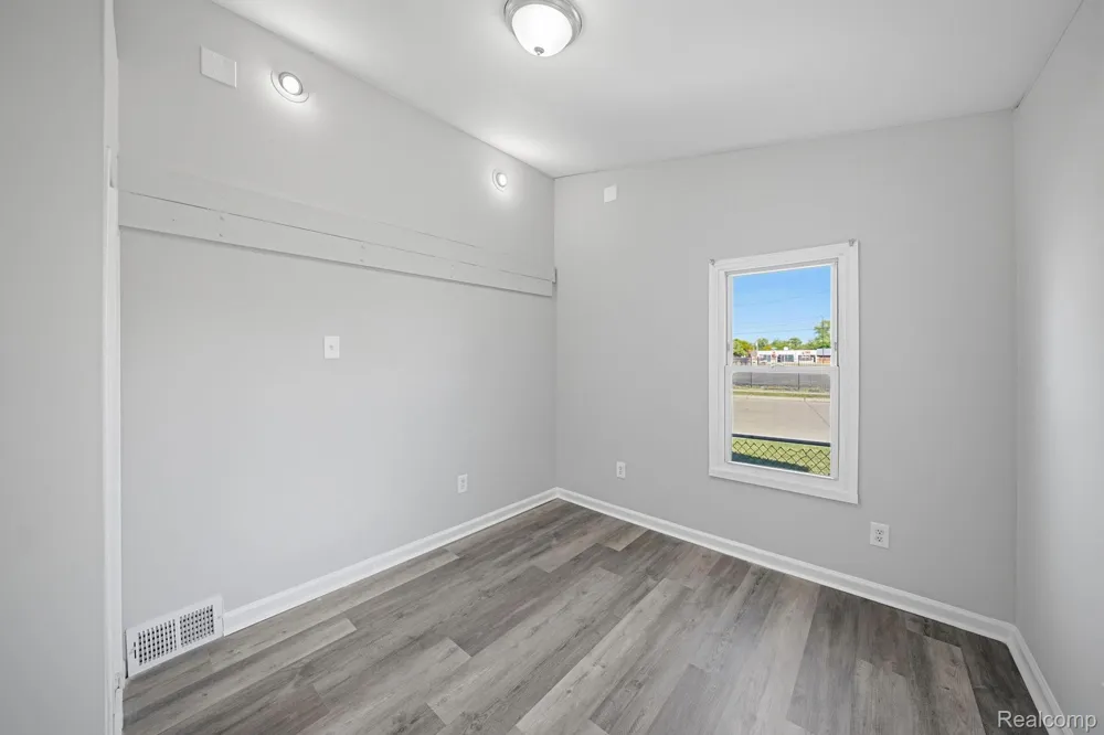 14890 Collinson Avenue Eastpointe City, MI 48021